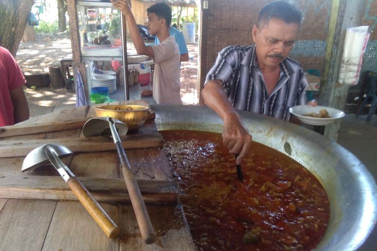 Lem Jamal berada di dapur kari kambing warungnya di Desa Meunasah Mayang PA, Kecamatan Ingin Jaya, Kabupaten Aceh Besar, Selasa (5/11/2019) siang. 