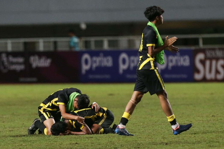 Pemain timnas U17 Malaysia berselebrasi usai mengalahkan timnas U17 Indonesia pada laga Kualifikasi Piala Asia U17 2023 di Stadion Pakansari, Kabupaten Bogor, Minggu (9/10/2022). Indonesia kalah 1-5 atas Malaysia.