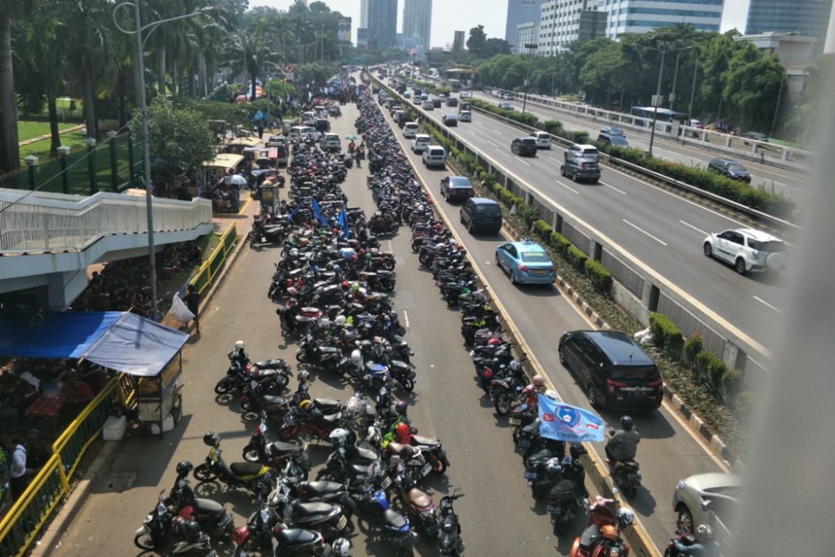 Masih Ada demo buruh di depan gedung DPR RI, pengendara diarahkan melintasi jalur transjakarta, Selasa (1/5/2018).