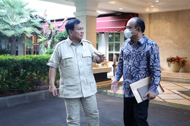 Menteri Pertahanan (Menhan) Prabowo Subianto bertemu dengan Wakil Menteri Desa Pembangunan Daerah Tertinggal dan Transmigrasi (PDTT) Budi Arie Setiadi secara empat mata di Kanto Kementerian Pertahanan, Jakarta, Kamis (1/9/2022).