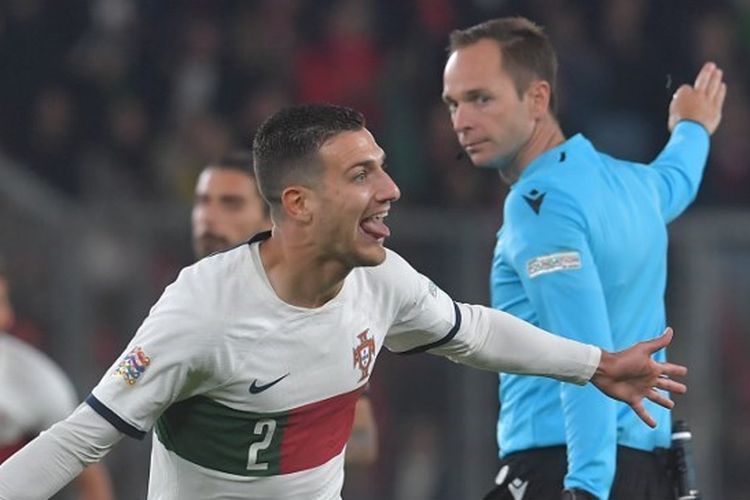 Hasil Ceko vs Portugal: Diogo Dalot melakukan selebrasi seusai mencetak gol pada laga UEFA Nations League Liga A2 yang mempertemukan Ceko vs Portugal di Fortuna Arena, Praha, Minggu (25/9/2022) dini hari WIB.