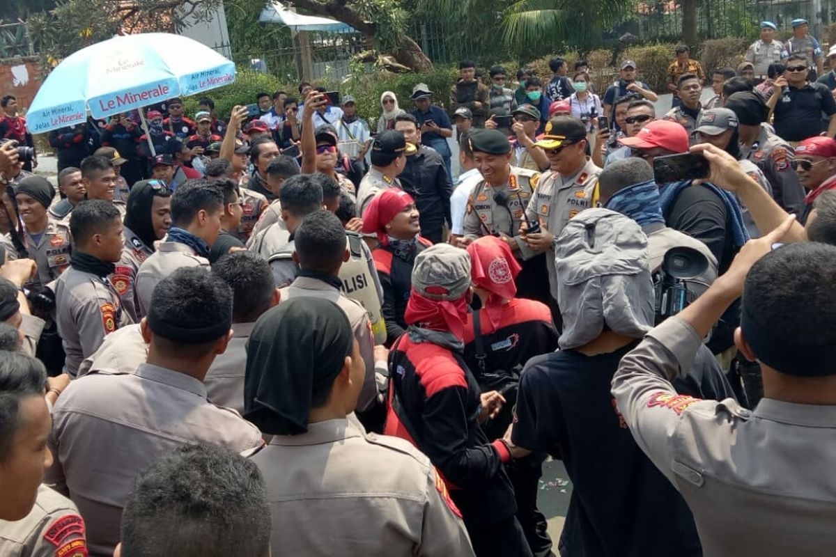 Wakapolda Metro Jaya Brigjen Pol Wahyu Hadiningrat berbaur dengan massa buruh yang melakukan aksi unjuk rasa di depan DPR, Selasa (2/10/2019). Mereka saling berfoto dan berjoget bersama usai unjuk rasa.