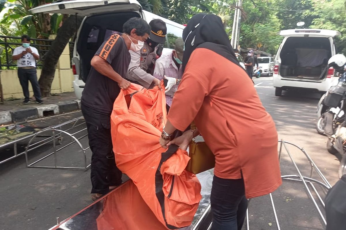 Dua kuli bangunan tewas tertimpa bangunan di Benhil, Jakarta Pusat, Jumat (16/4/2021).