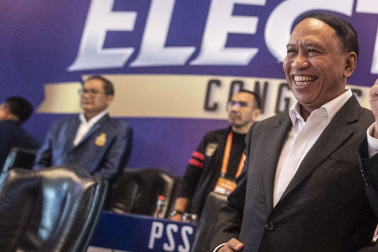 Ketua Umum PSSI terpilih Erick Thohir (kanan) berbincang Wakil Ketua Umum PSSI terpilih Zainudin Amali (kiri) usai menyampaikan pidato dalam Kongres Luar Biasa Persatuan Sepak Bola Seluruh Indonesia (KLB PSSI) 2023 di Jakarta, Kamis (16/2/2023). Dalam kongres tersebut Erick Thohir resmi terpilih sebagai Ketua Umum PSSI, sementara Zainudin Amali dan Ratu Tisha terpilih sebagai Wakil Ketua Umum PSSI untuk kepengurusan PSSI periode 2023-2027. Terkini, Zainudin Amali dikabarkan mundur secara informal sebagai Menpora.