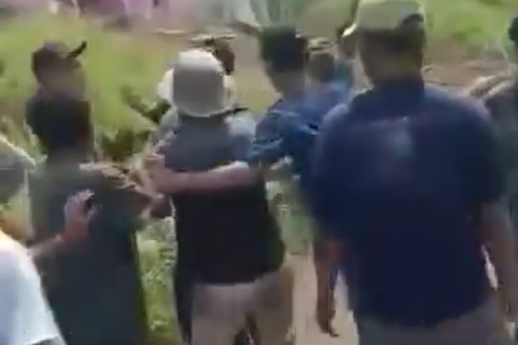 Tangkap layar video amatir warga usai menangkap dan memukuli terduga pelaku jambret di Desa Sambeng Kecamatan Gunung Jati Cirebon, Kamis (22/2/2024)