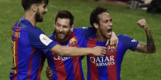 Lionel Messi, Neymar, dan Andre Gomes merayakan gol Barcelona ke gawang Alaves pada laga final Copa del Rey di Stadion Vicente Calderon, Sabtu (27/5/2017). 