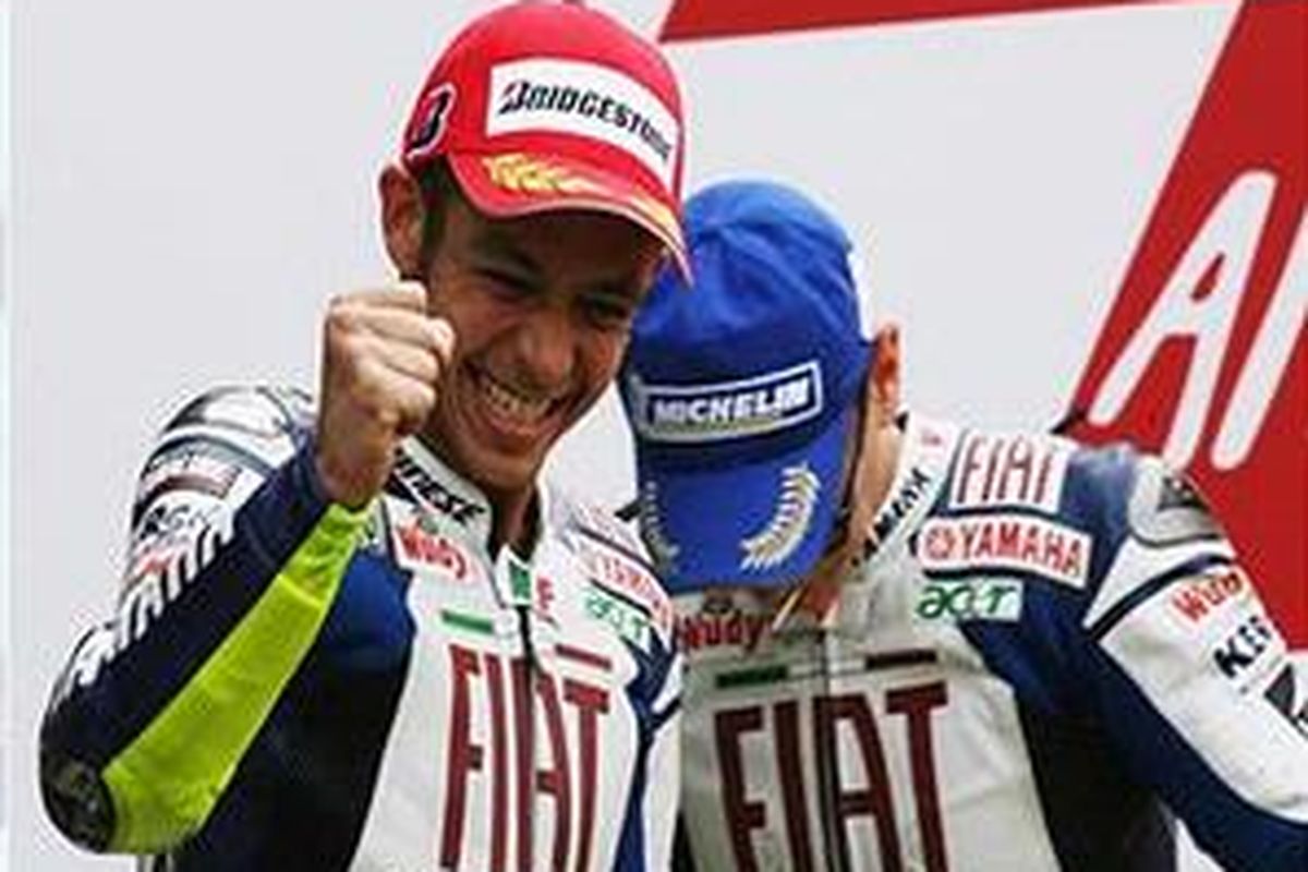 Valentino Rossi (kiri) dan Jorge Lorenzo, merayakan kemenangan Fiat Yamaha yang finis di posisi satu dan dua di GP Perancis. 