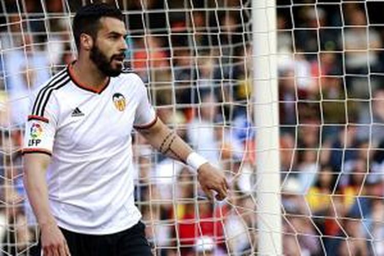 Striker Valencia, Alvaro Negredo, gagal mencetak gol pada laga versus Villarreal, Minggu (5/4/2015). 