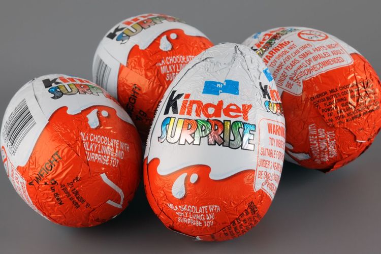 Produk jajanan telur cokelat Kinder Surprise yang beredar di Inggris. Pemilik merek produk itu, Ferrero, berharap untuk meningkatkan penjualan sekitar Paskah. 