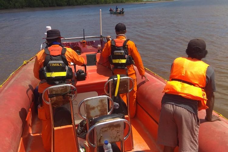 Tim SAR ketika sedang melakukan pencarian longboat yang hilang di perairan Asmat, Papua, Minggu (12/5/2019)