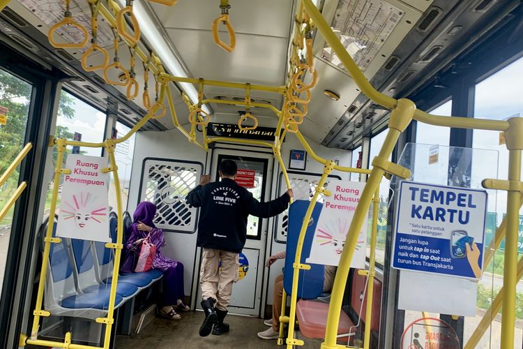 Bagi kamu yang ingin datang ke Kota Belanda PIK 2 menggunakan bus, silakan naik TransJakarta koridor T31 rute Blok M-PIK 2 dan turun di Halte Tokyo Riverside Selatan.
Dari halte tersebut, kamu hanya perlu berjalan kaki dan menyeberang ke arah pintu parkir Kota Belanda PIK 2. Jaraknya berkisar 500 kilometer.