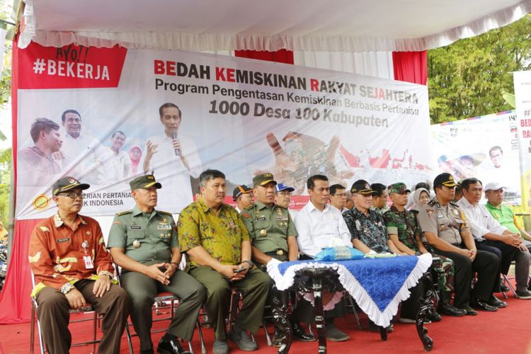 Menteri Pertanian, Andi Amran Sulaiman, memberi bantuan pertanian lewat program Bedah Kemiskinan Rakyat Sejahtera untuk rumah tangga miskin di Kabupaten Lumajang, Kamis (24/5/2018)