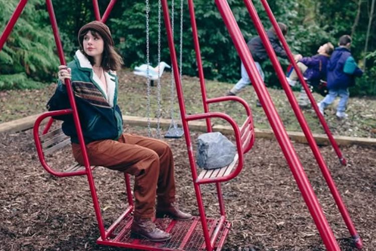 Tangkapan layar akun Instagram Taylor Swift @taylorswift. Taylor Swift mencuri perhatian lewat transformasi gaya 90-an, lengkap dengan rambut brunette dan busana retro, dalam video musik terbarunya berjudul Opalite.