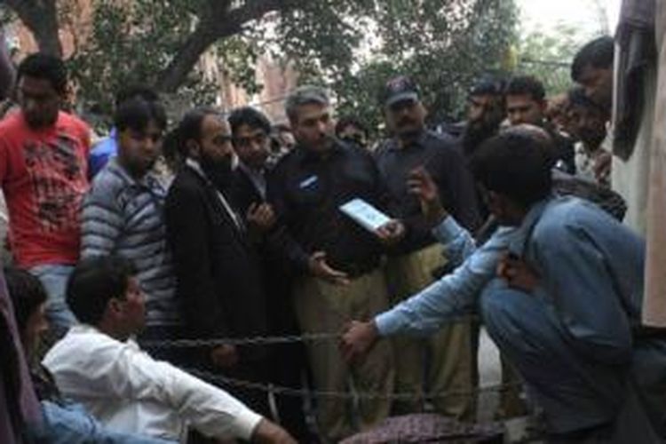 Polisi mengumpulkan keterangan di tempat tewasnya Farzana Bibi.