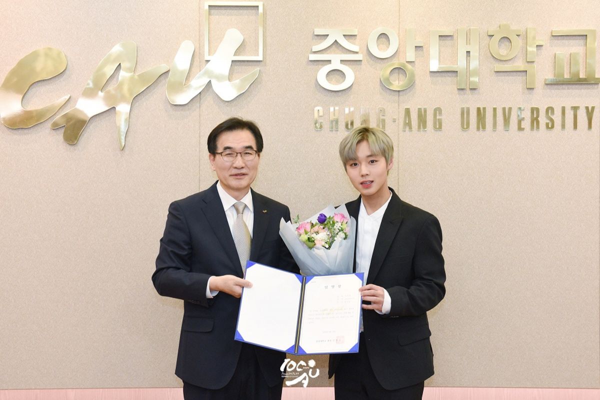 Park Ji Hoon (kanan) ditunjuk menjadi salah satu duta kehormatan Chung-Ang University, Seoul, Korea Selatan, pada 10 April 2018 waktu setempat.