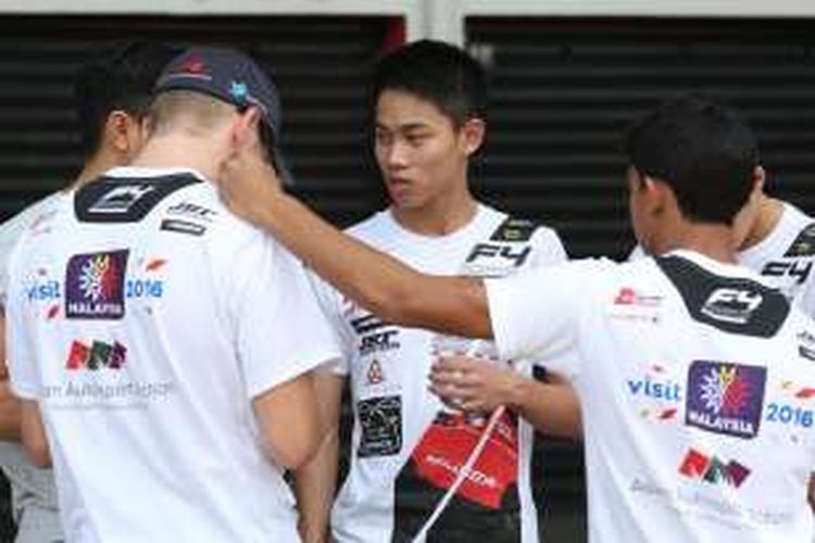 Pebalap Indonesia, Presley Martono, hadir di Sirkuit Sentul, Kabupaten Bogor, Jawa Barat, Rabu (9/11/2016), jelang seri ketiga Formula 4 Sout East Asia yang akan berlangsung 11-13 November 2016.