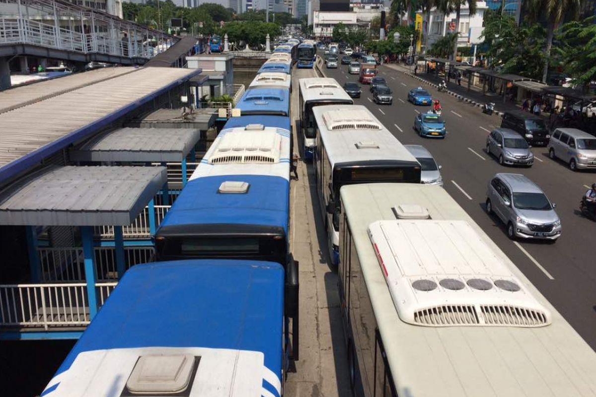 Antrean bus transjakarta yang mogok kerja di Halte Harmoni, Senin (12/6/2017) siang.