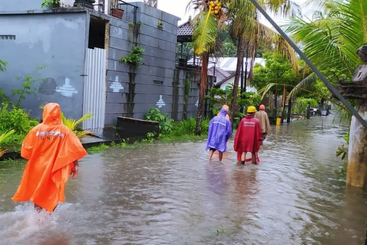 Banjir di Jalan Salya Kecamatan Gianyar, Kabupaten Gianyar, Selasa (18/1/2022). 