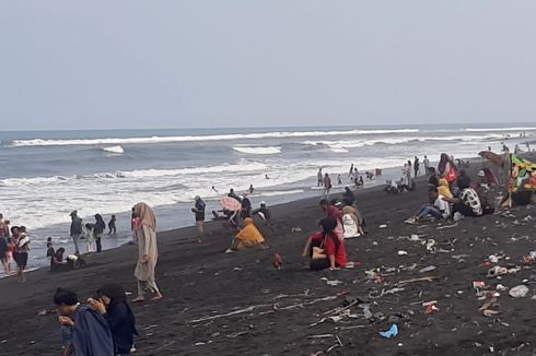 Pantai Watu Pecak Lumajang Dipenuhi Sampah Usai Perayaan Lebaran Ketupat, Tempat Pembuangan Dirasa Kurang