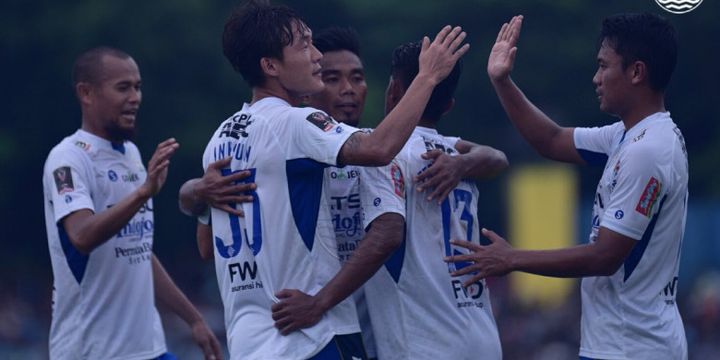 Suka cita pemain Persib seusai membobol gawang tuan rumah Perserang pada laga uji coba di Stadion Maulana Yusuf, Serang, pada Kamis (1/3/2018) sore. 