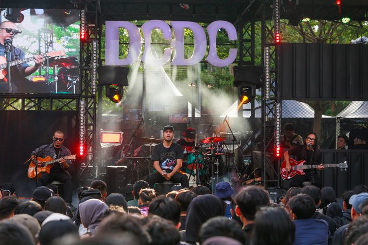 Penampilan band indie asal Bandung, Burgerkill, dalam DCDC Ngabuburit Ekstra. 