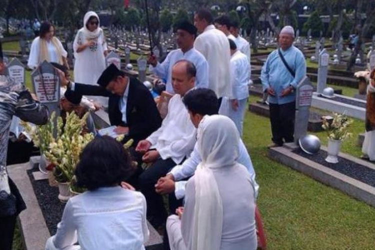 Presiden ketiga BJ Habibie mengunjungi makam Ainun Habibie di Taman Makam Pahlawan Nasional Kalibata, Senin (28/7/2014). Pada hari raya Idul Fitri  1435 H, Habibie memanjatkan doa untuk Almarhumah istrinya