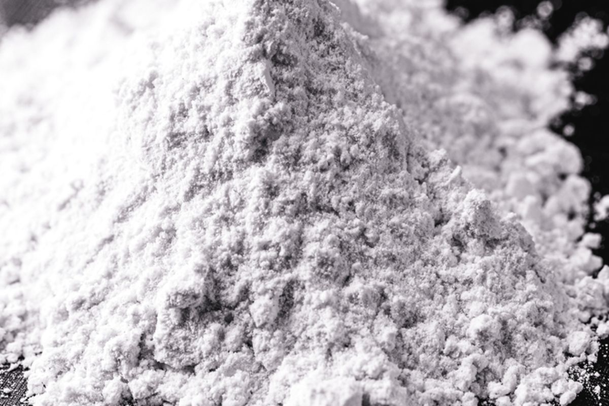 Ilustrasi kapur dolomit untuk menyuburkan tanah dan tanaman.