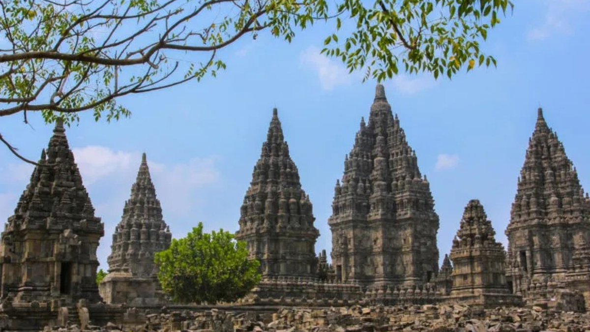Revitalisasi Prambanan Jadi Sorotan, Siapa Sebenarnya Pembangun Candi Hindu Terbesar di Indonesia?