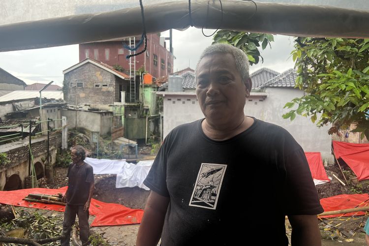 Asep (55) salah satu warga yang rumahnya terkena dampak akibat longsor di Sungai Cidepit Bogor, Jawa Barat. 