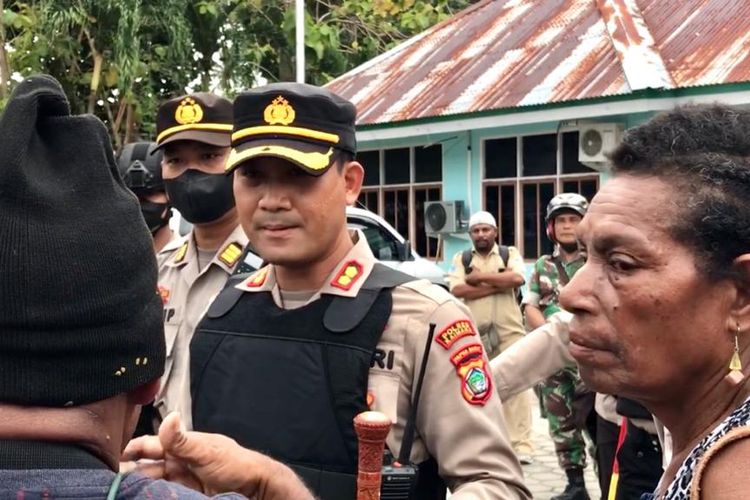 Kapolres Kaimana saat Temui Massa saat Kericuhan Terjadi