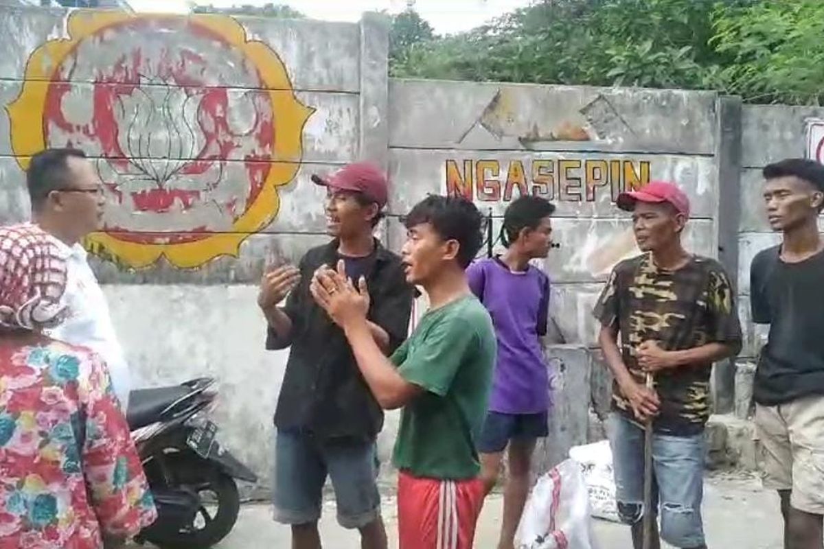 Tangkapan layar video sejumlah pria tak dikenal diduga memeras warga Karet Tengsin, Tanah Abang, Jakarta Pusat, Selasa (5/1/2024).