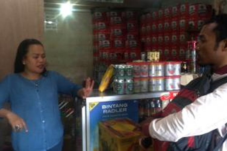 Pemilik toko yang menjual minuman beralkohol di kawasan Pasar Lama Ambon, Ingratubun mengaku merugi setelah dikeluarkannya larangan penjualan minuman beralkohol sejak 16 April lalu