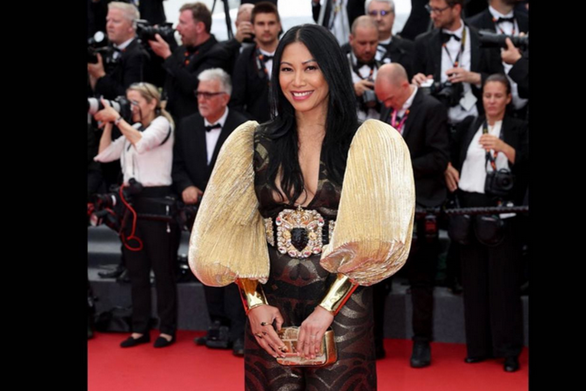 Anggun mengunggah foto diri mengenakan jumpsuit hitam dengan sentuhan emas dari merek asal Perancis, On Aura Tout Vu.