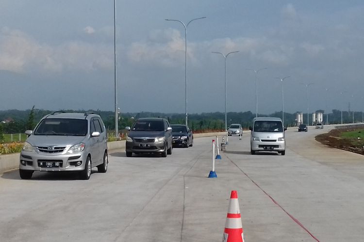 Sejumlah kendaraan saat melintas di pintu keluar Tol Fungsional Pandaan - Malang di Karanglo, Kabupaten Malang, Senin (31/12/2018)