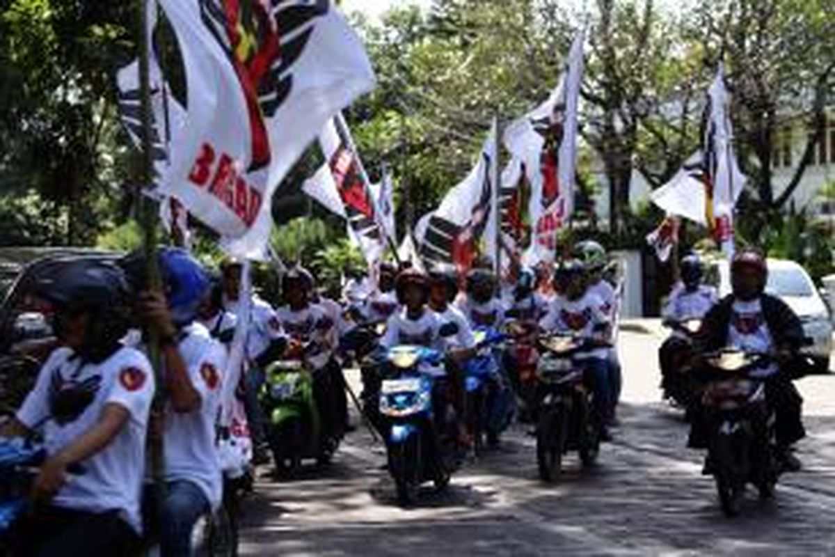 Massa pendukung Prabowo-Hatta konvoi saat melintas di kawasan Taman Suropati, Menteng, Jakarta Pusat, Rabu (6/8/2014). Mereka konvoi usai mendatangi Gedung Mahkamah Konstitusi (MK) untuk menghadiri sidang perdana perselisihan hasil pemilihan umum (PHPU) terkait gugatan hasil Pilpres 2014 oleh pasangan Prabowo-Hatta. WARTA KOTA/ANGGA BHAGYA NUGRAHA