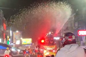 Debu Vulkanik Anak Krakatau Ganggu Bandar Lampung, Damkar Semprot Jalan Protokol
