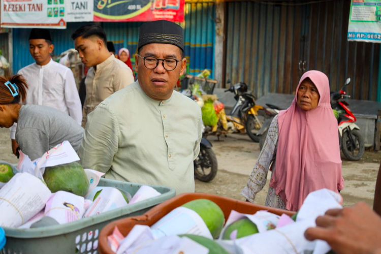 Penjabat (Pj) Bupati Penajam Paser Utara (PPU) Makmur Marbun mengecek pasar Petung, Sabtu (23/3/2024).
