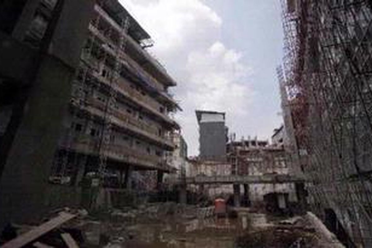 Proyek pembangunan kompleks olahraga terpadu Hambalang di Kecamatan Citereup, Kabupaten Bogor, Jawa Barat, Rabu (30/5/2012). Proyek senilai Rp 1,175 triliun tersebut menghadapi beberapa persoalan antara lain amblesnya tanah di area Power House III dan fondasi lapangan bulu tangkis seluas 1.000 meter persegi periode Desember 2011. Selain itu proyek ini kini tengah didalami oleh Komisi Pemberantasan Korupsi perihal dugaan suap oleh anggota DPR.  