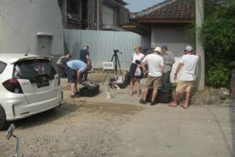 Kru media asing menyiapkan peralatan untuk peliputan pembebasan bersyarat Schapelle Leigh Corby di Lapas Kerobokan, Denpasar, Bali, Kamis (6/2/2014).