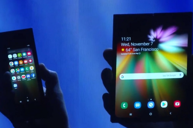 Ponsel Infinity Flex yang diperkenalkan Samsung di CES 2018. 