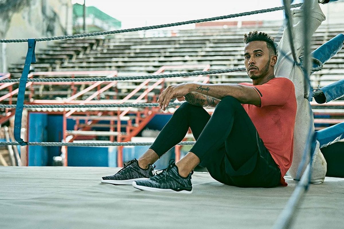 Lewis Hamilton mengenakan Puma Ignite Flash