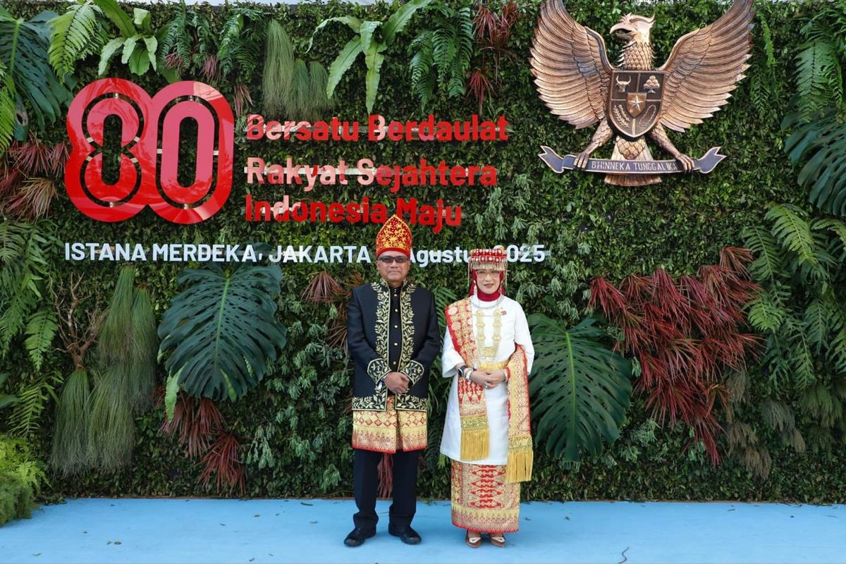 Menteri Pendayagunaan Aparatur Negara dan Reformasi Birokrasi (PANRB) Rini Widyantini dalam peringatan Hari Ulang Tahun (HUT) ke-80 Republik Indonesia di Istana Merdeka, Jakarta, Minggu (17/8/2025).