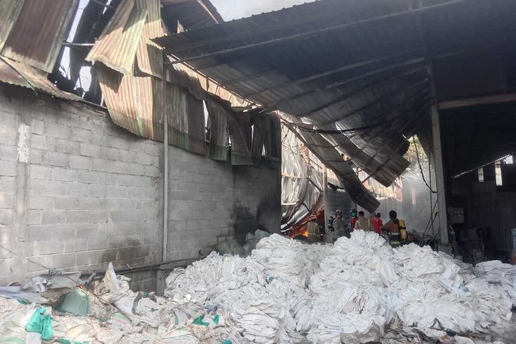 Kebakaran melanda pabrik produsen berbagai bahan plastik di Desa Mojongapit, Kecamatan Jombang, Kabupaten Jombang, Jawa Timur, Senin (13/1/2025) pagi.