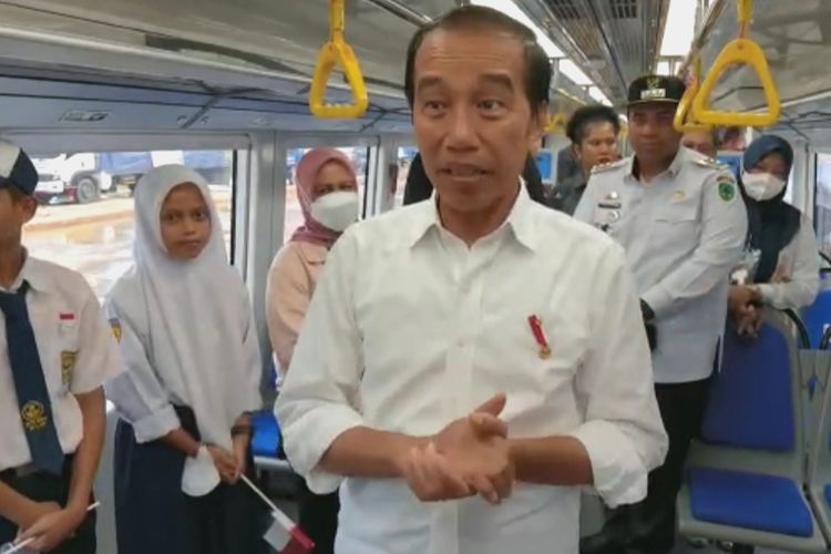 Presiden Joko Widodo saat mencoba naik kereta api dari Stasiun Maros ke Stasiun Rammang-rammang yang ada di Kabupaten Maros, Sulawesi Selatan pada Rabu (29/3/2023).