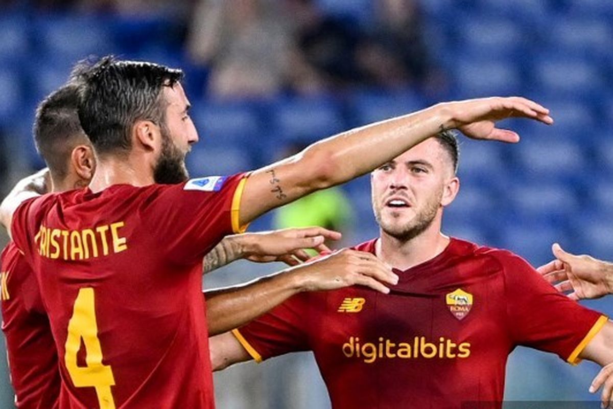 Gelandang AS Roma, Jordan Veretout, berselebrasi usai mencetak gol ke gawang Fiorentina dalam laga perdana Serie A 2021-2022.