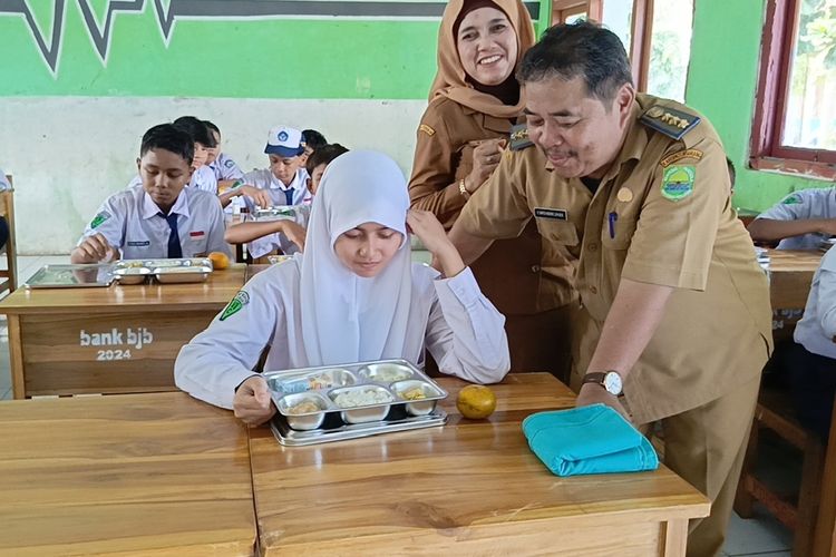 20.000 Siswa SMP di Subang Terima Seragam Gratis