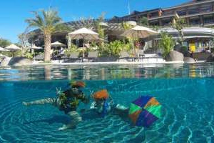 Andra dan Jagad, peserta 'TakeMeAnywhere' yang memenangkan kompetisi foto underwater di Padma Resort Ubud, Gianyar, Bali, Minggu (20/3/2016).