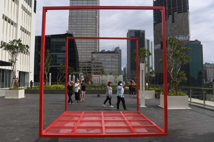 Sejumlah warga mengunjungi sky deck saat pembukaan kembali Mal Sarinah di Jakarta, Senin (21/3/2022). Mal pertama di Indonesia tersebut kembali dibuka untuk umum setelah selesai direnovasi sejak 2020.