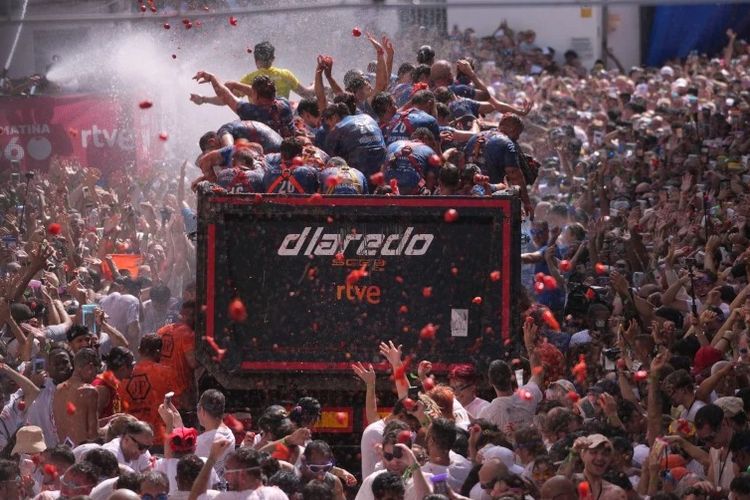 La Tomatina 2026, Ribuan Orang Ikut Perang Tomat di Spanyol hingga Kota Berubah Merah