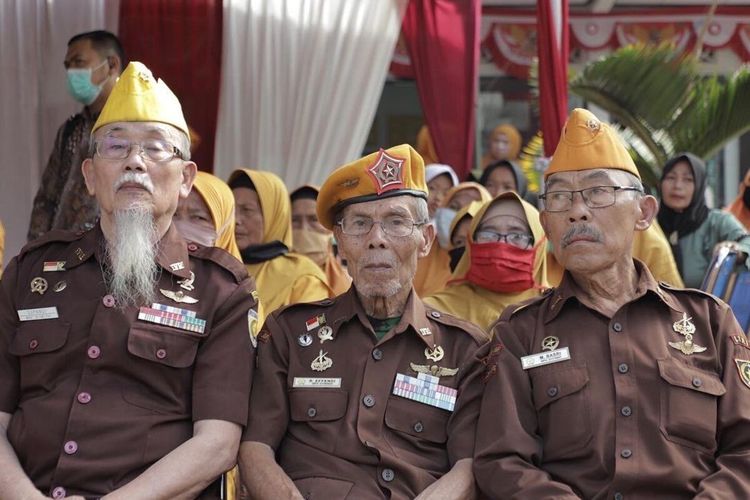 Purnawirawan R.Suprapno (sebelah kiri) dan Purnawirawan Djuhdi (sebelah kanan) membagikan kisahnya saat berlaga di Timor-Timor. Bagi keduanya medan juang belum berakhir, pasalnya berperang melawan ekonomi kini harus dijalani.